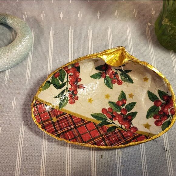 DECOUPAGE CLAM SHELL DECOUPAGE CHRISTMAS HOLLY ON A CLAM SHELL TRINKET DISH - Picture 4 of 10